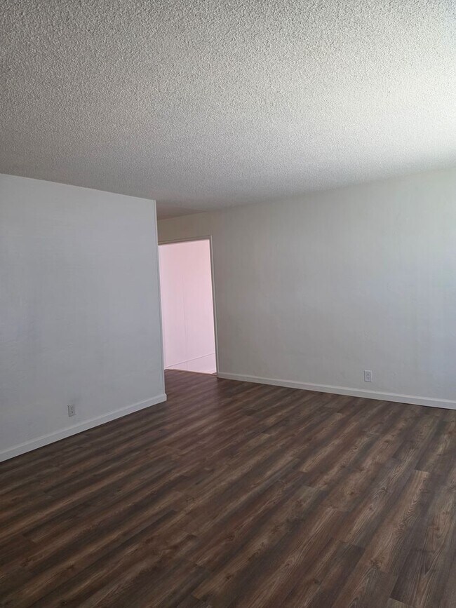 Building Photo - 3 Bedroom 2 Bath