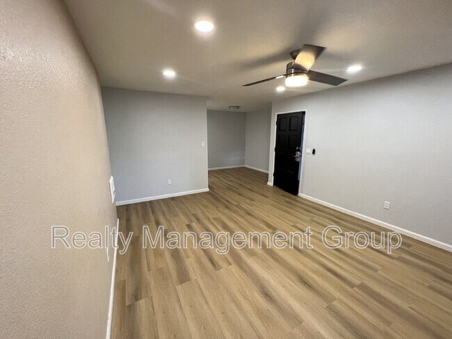 Building Photo - 1013 S Sunshine Ave