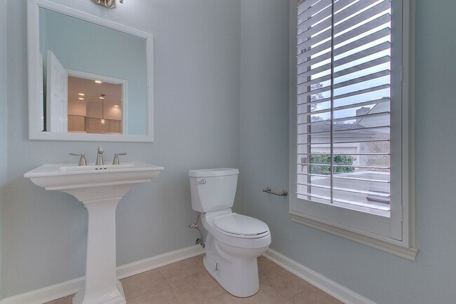 Building Photo - Rare 3 BR / 2.5 BA /  2 Car Garage Westlak...