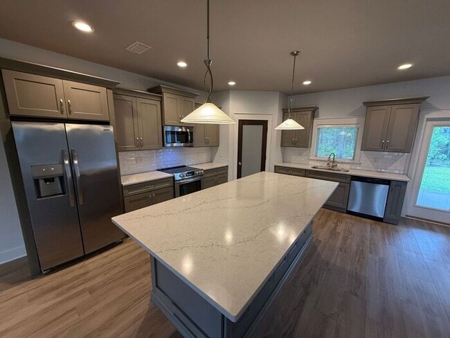 Building Photo - Gulf Breeze - 4 bedroom, 2.5 bathroom - lawn care included