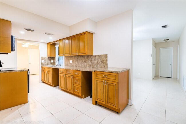 Building Photo - 5051 N Hwy A1A