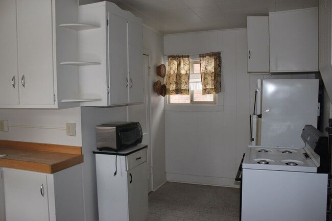 Building Photo - Carolynn's Tri Plex