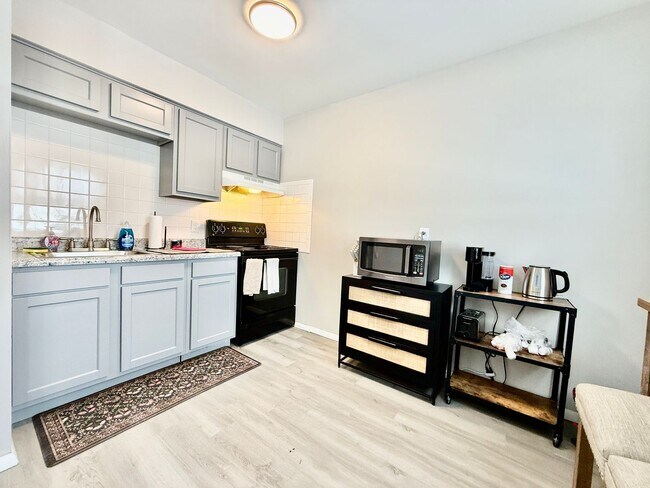 Building Photo - Cozy Two Bedroom Apartment in the City Center