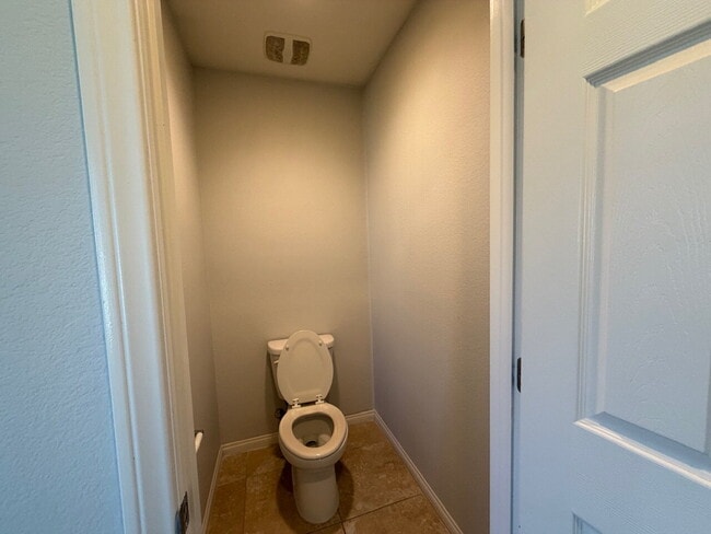 Building Photo - 4 BED 2.5 BATH 2 CAR GARAGE SINGLE FAMILY HOME W/ FULLY LANDSCAPED BACKYARD. THIS WAS FORMER MODE...