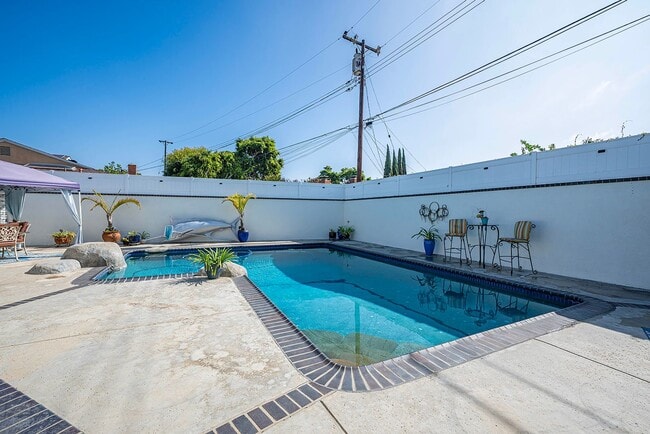 Building Photo - Fully Furnished 3 Bed 2.5 Bath Single Fami...