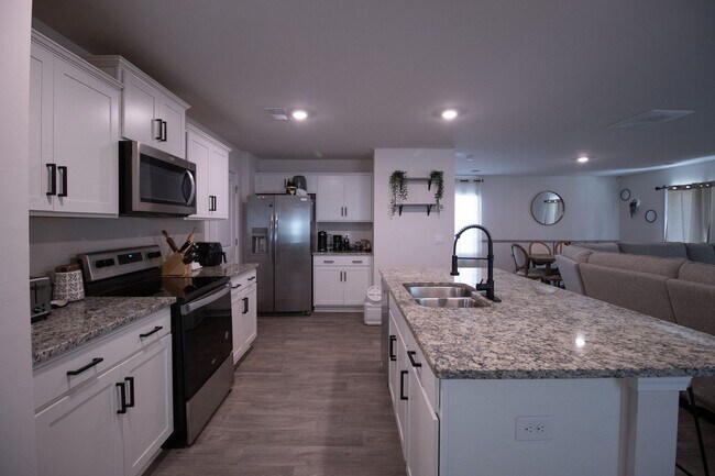 Building Photo - Stylish & Spacious Pet-Friendly Home in Bo...