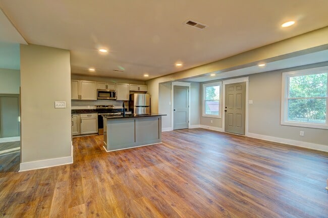 Building Photo - 824 2nd St