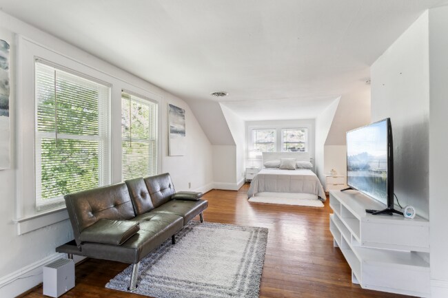 Building Photo - 3426 Kenmore Dr