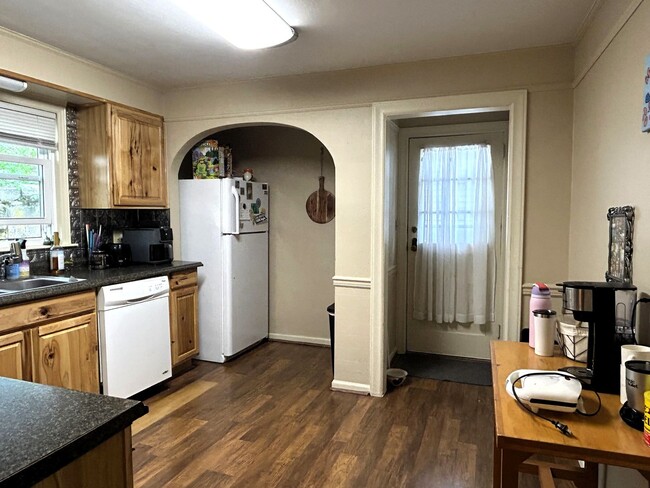 Building Photo - Charming Ranch Right Off W King Street!