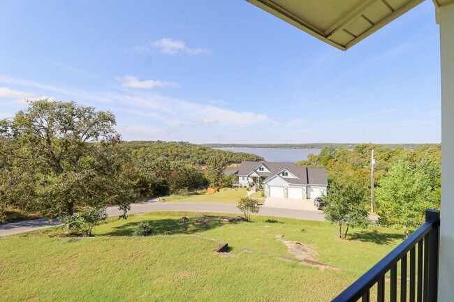 Building Photo - 4 Bed | 3 Bath on Keystone Lake!