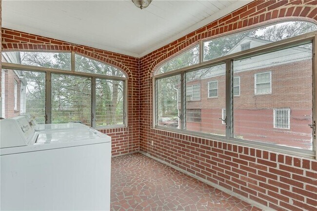 Building Photo - 1287 Eastland Rd SE