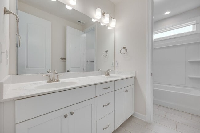 Building Photo - Gorgeous 4 bed 3.5 bath French country hom...