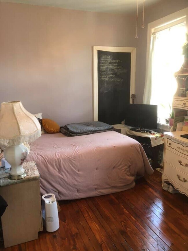 Bedroom - 5008 Beaumont Ave