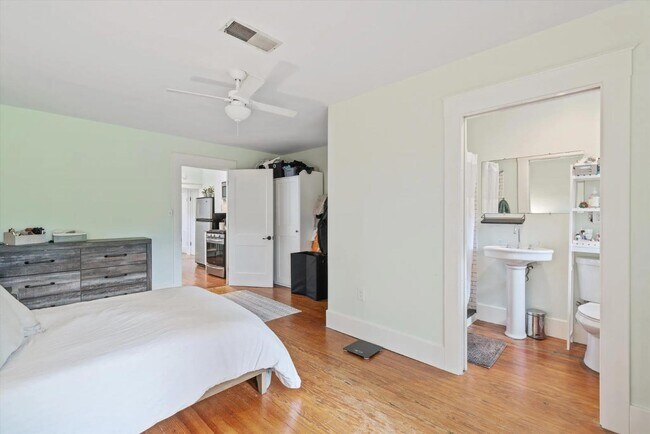 Building Photo - 2030 Young Ave