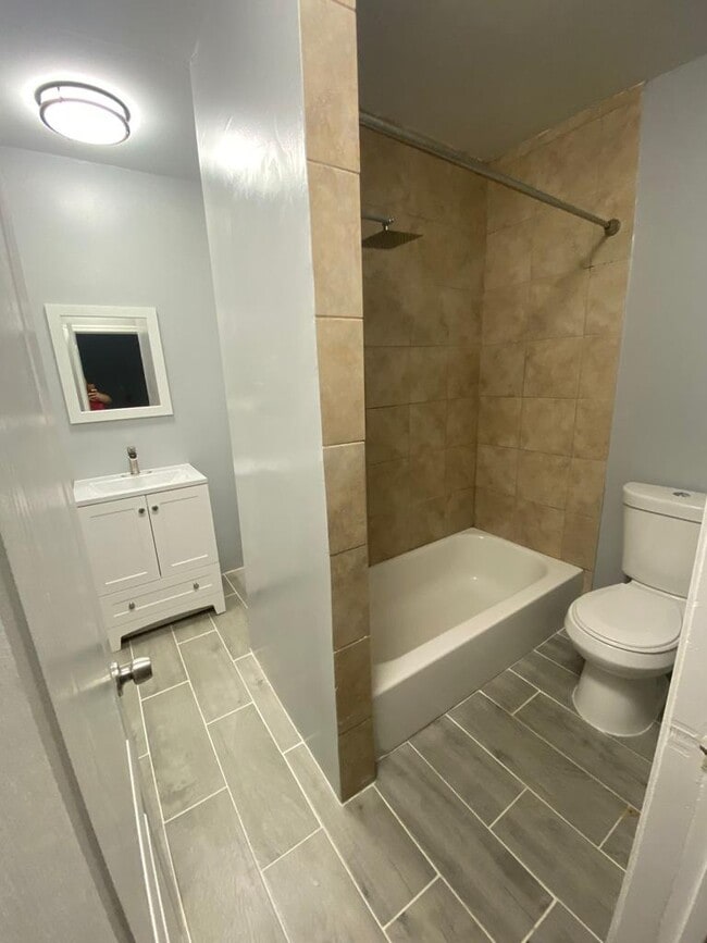 Bath #1 - 51 Sassafras St