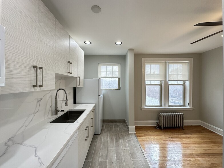 Building Photo - 324 S Maple Ave