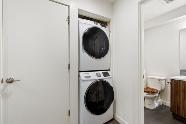 Building Photo - Gorgeous 3 Bd/2.5 Ba Seattle Townhouse