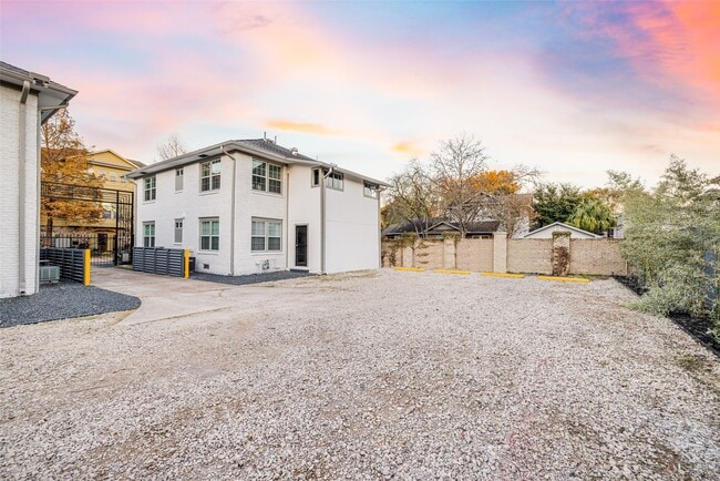 Building Photo - 605 Bomar St