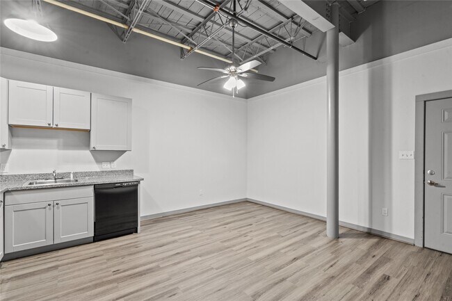 Building Photo - 612 W Texas Ave