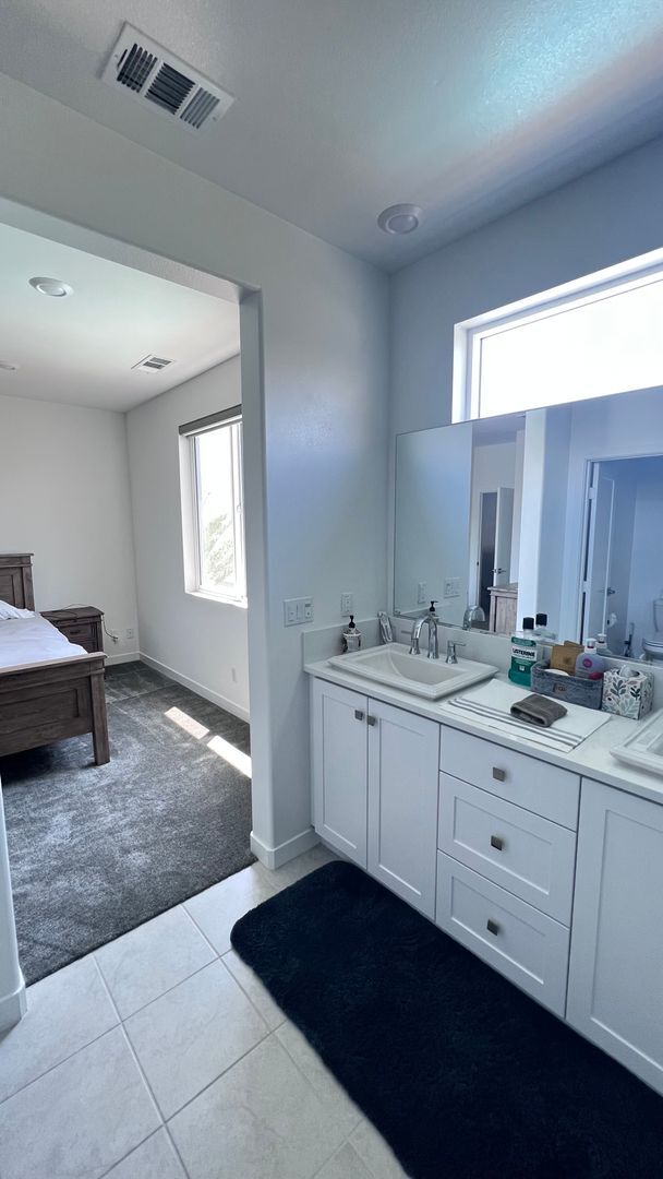 Building Photo - Beautiful furnished 4 bedroom Townhouse!