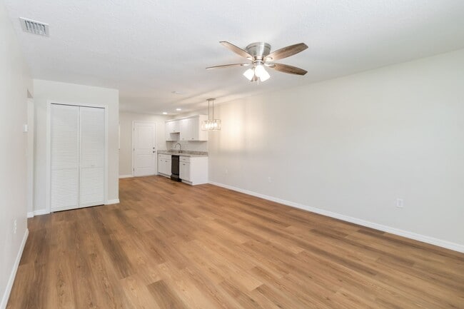 Building Photo - MOVE IN SPECIAL-Beautiful Newly Renovated 2/1 Duplex in St. Cloud Close To Lakefront