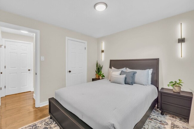 Building Photo - Fully Furnished Sunnyside Townhome | All-Inclusive | Flexible Stays