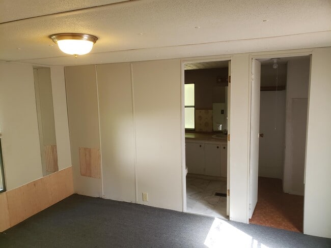 Building Photo - 50 K and M Way