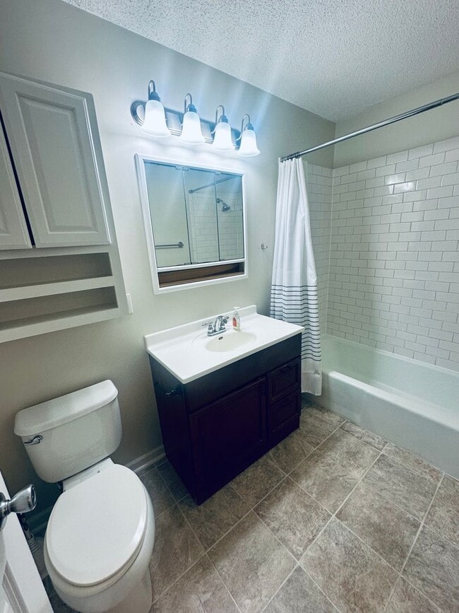 Building Photo - Beautiful 3-Bedroom Single Family Home wit...