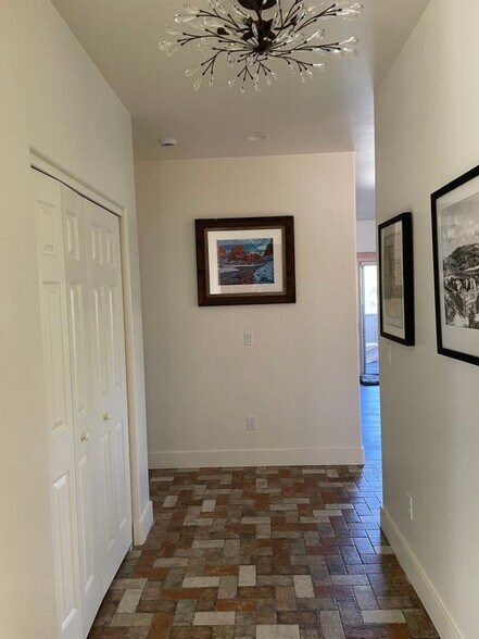 Building Photo - 2011 Buena Vista Dr