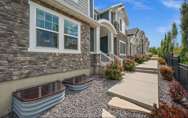 Building Photo - 3 Bedroom/2.5 Bathroom Townhouse in Lehi