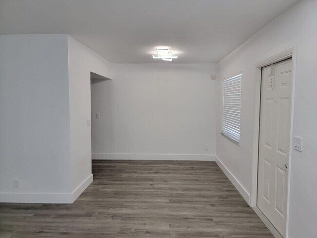 Building Photo - 2100 Diana Dr