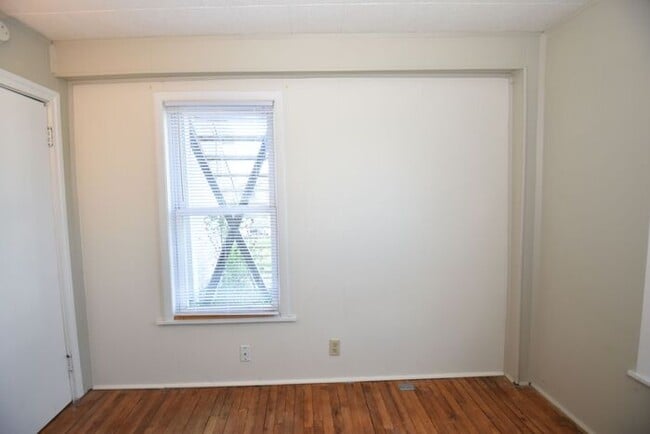 Building Photo - Close to Downtown Mishawaka- 2 bedroom duplex apartment