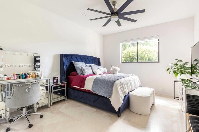 Building Photo - 2809 NE 14th Ave