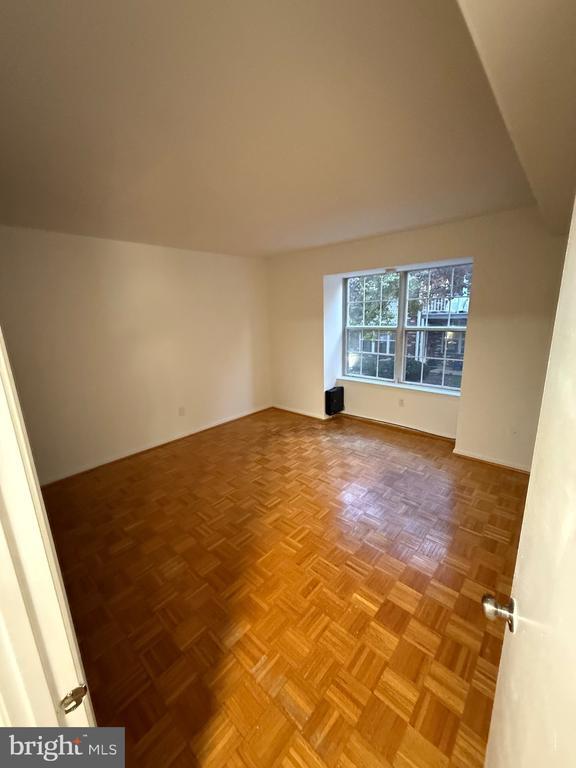 Building Photo - 1002 Valley Glen Rd