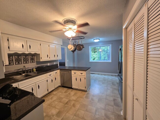 Building Photo - Country Charm Meets City Convenience – You...
