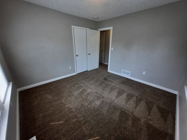 Building Photo - 2 bedroom, 1 bathroom home on large corner...