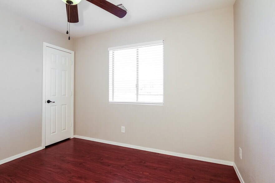 Building Photo - 7210 S 8th Pl