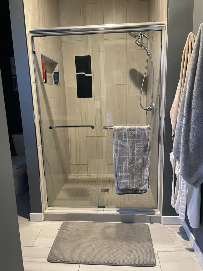 Shower - 18875 Riversouth Trce