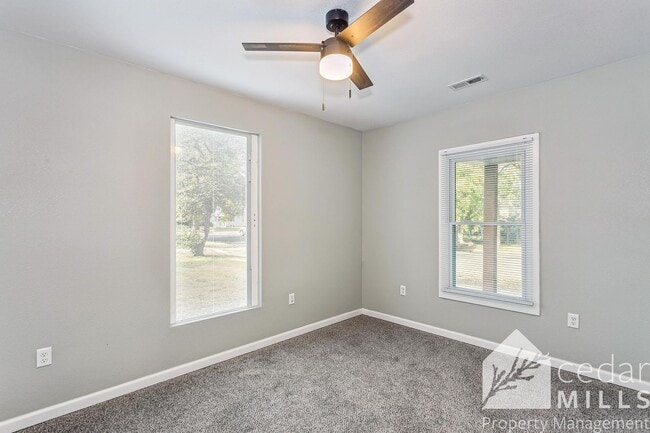 Building Photo - Centrally Located 3 Bedroom