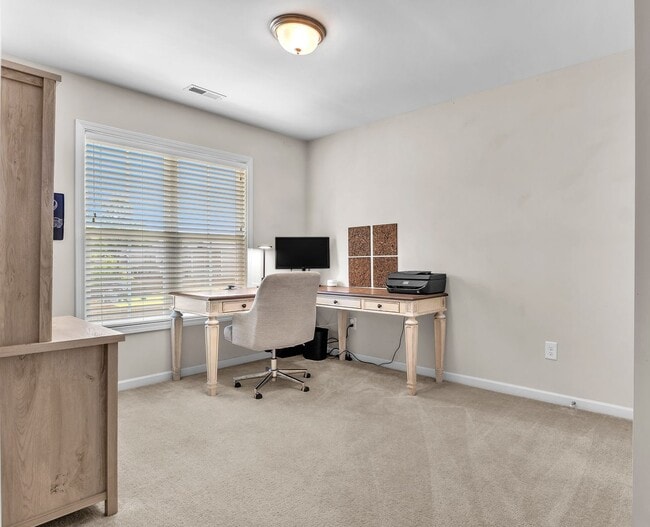 Building Photo - 4 bedroom 2.5 bathroom home close to beaches, shopping, and Marine Corps Bases.