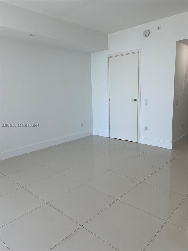 Building Photo - 1300 Brickell Bay Dr