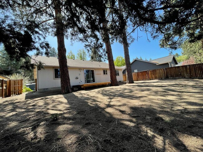 Building Photo - 1157 SW Silver Lake Blvd