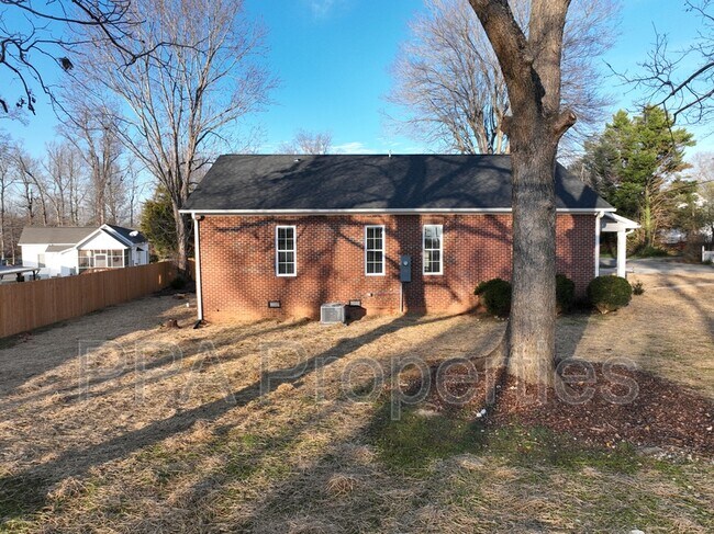 Building Photo - 306 S First St