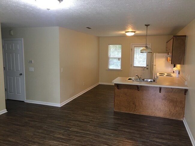 Building Photo - 320 Greenleaf St SW