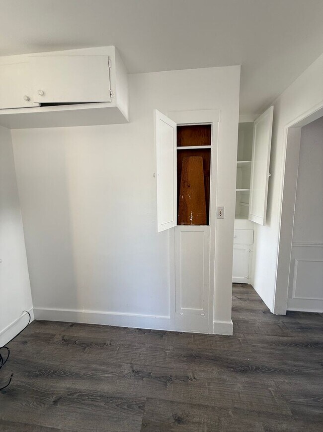 Building Photo - 6028 Eleanor Ave