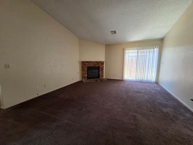 Building Photo - New Listing!