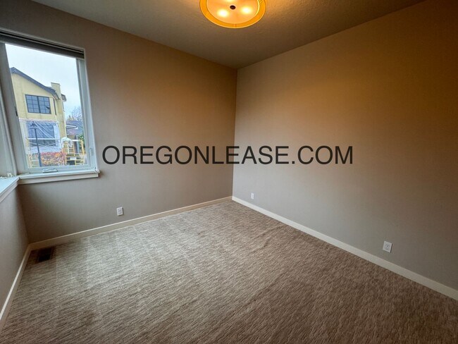 Building Photo - 3 Bedroom 3 bath Crescent village home