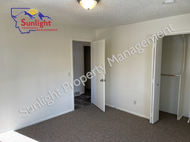 Building Photo - 2 Bed 1 Bath Duplex with Attached Garage