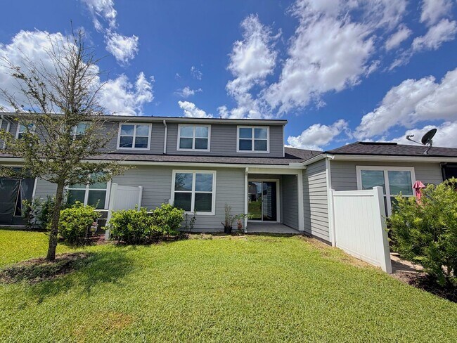 Building Photo - Beautiful 3 Bedroom, 2.5 Bathroom Townhome + Loft in Gated SilverLeaf Community