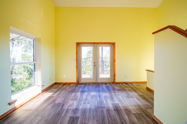 Building Photo - 10644 Peach Ridge Rd